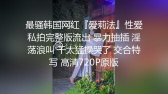 成人电影院艳遇~无法忍受的西装男直接把鸡巴塞进陌生人口中,当众开操