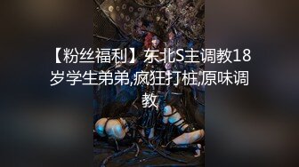 全景偷拍牛仔裤妹子 看着摄像头完全不知道在拍她